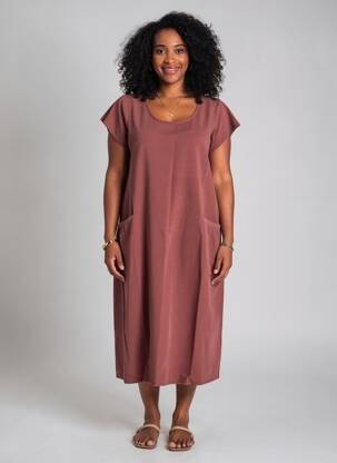 Robe mi-longue tissage crêpe manches courtes marron AGATHE & LOUISE femme