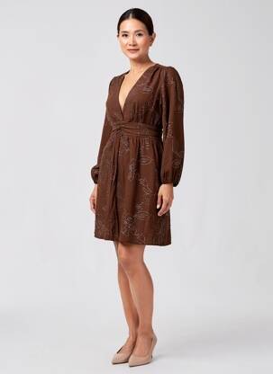 Robe mi-longue tissage crêpe manches longues marron MAELLE femme