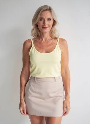 Top coupe cintrée fines bretelles jaune KATMAI femme