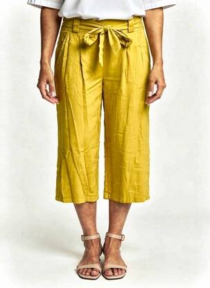 Pantacourt coupe droite taille normale jaune COULEURS DU TEMPS femme