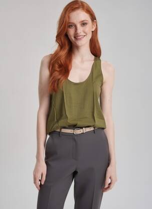 Top coupe cintrée sans manche vert B.YOUNG femme
