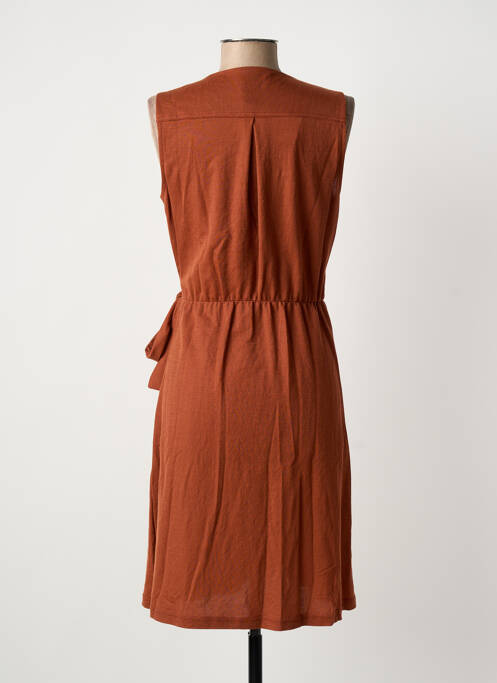 Robe mi-longue tissage crêpe sans manche marron NINATI femme