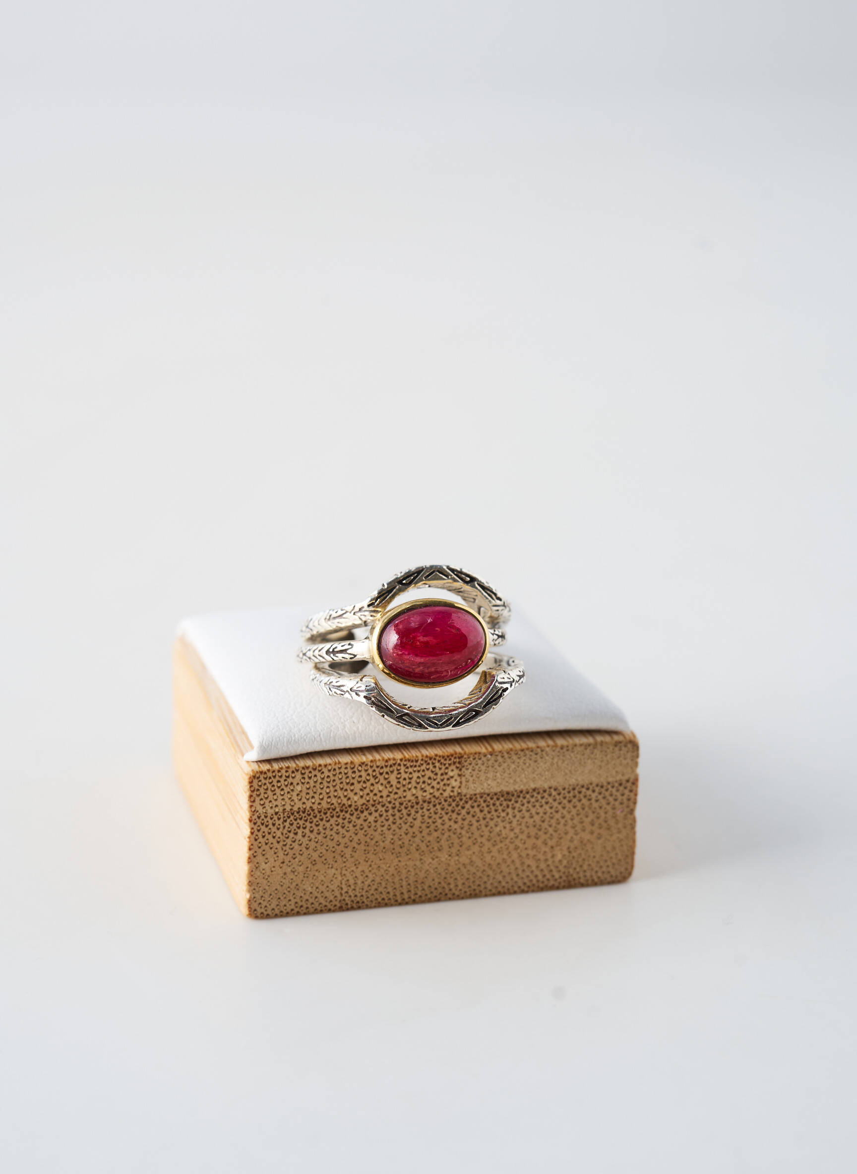 Bague ornement pierre rouge CANYON femme