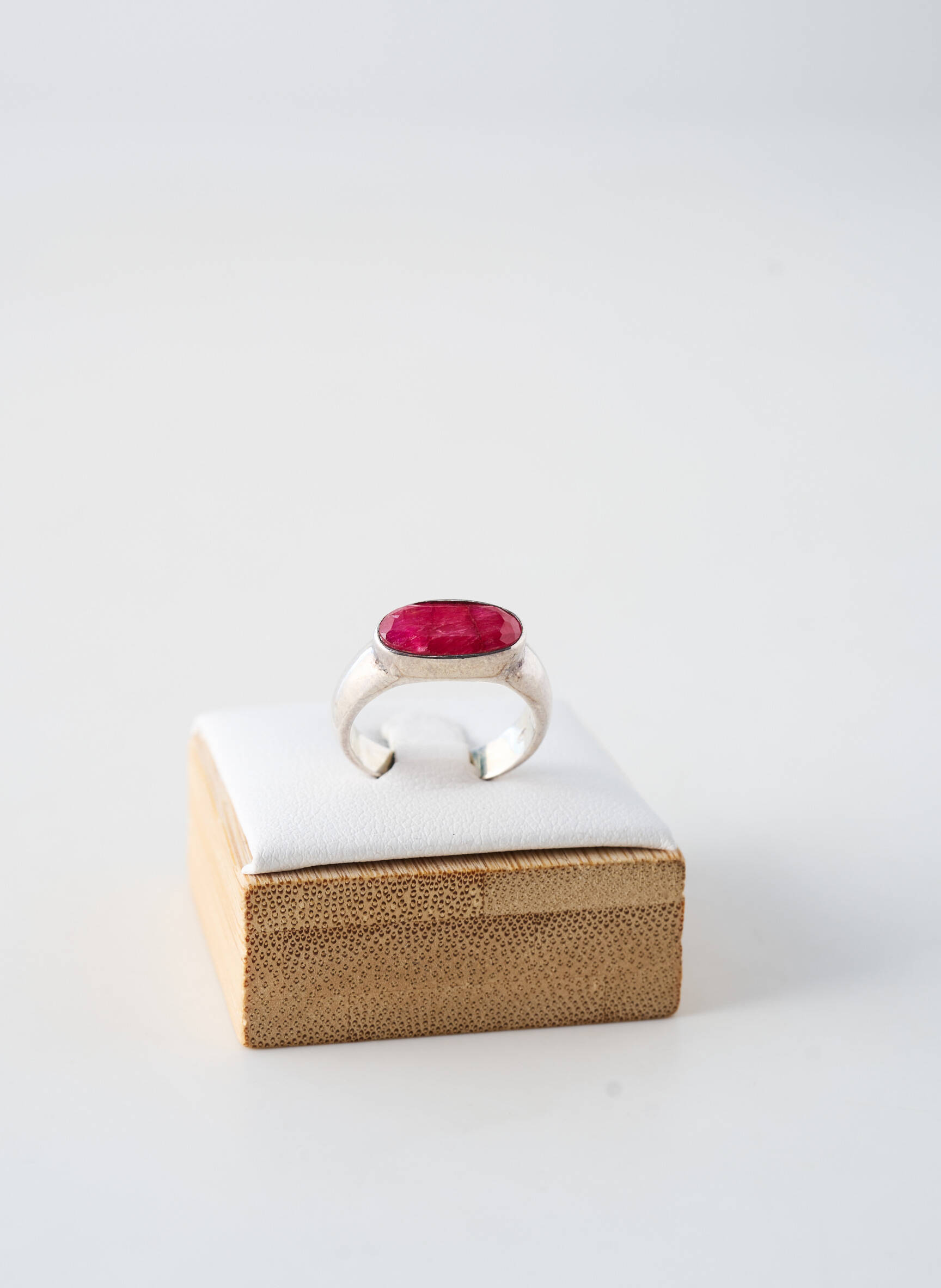 Bague ornement pierre rouge CANYON femme