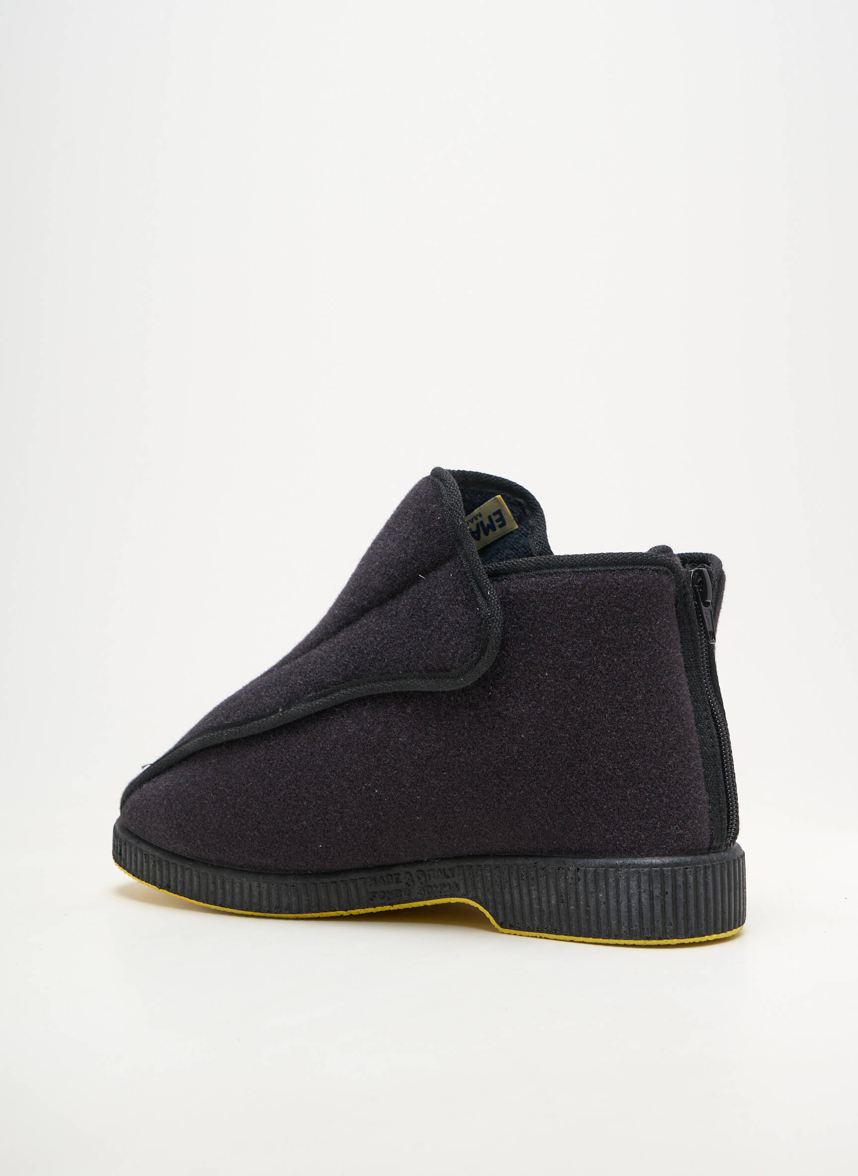 Chaussons/pantoufles fermeture scratch bout rond noir EMANUELA unisexe