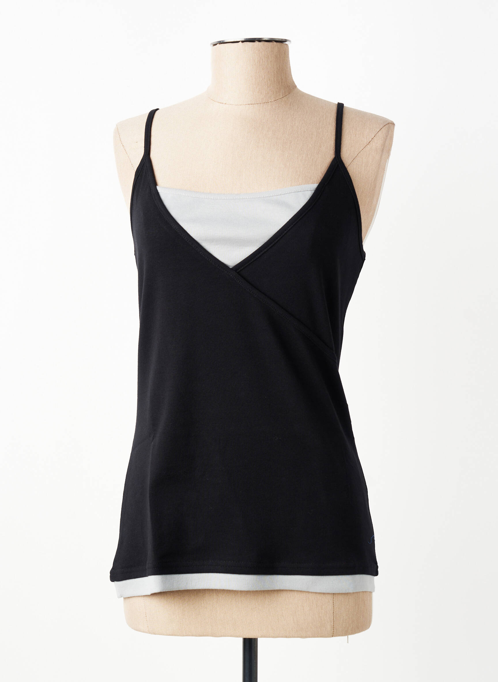 Top coupe cintrée sans manche noir KATMAI femme