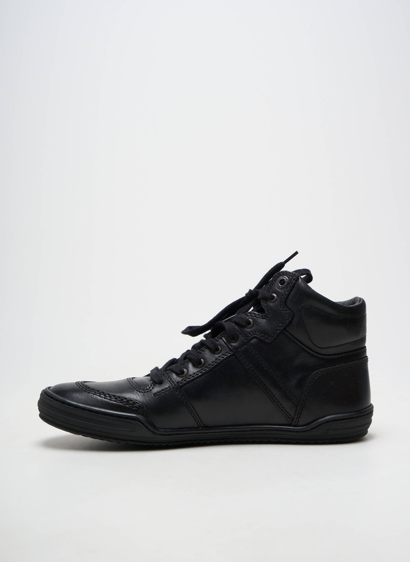 Baskets matière lisse bout rond noir KICKERS homme