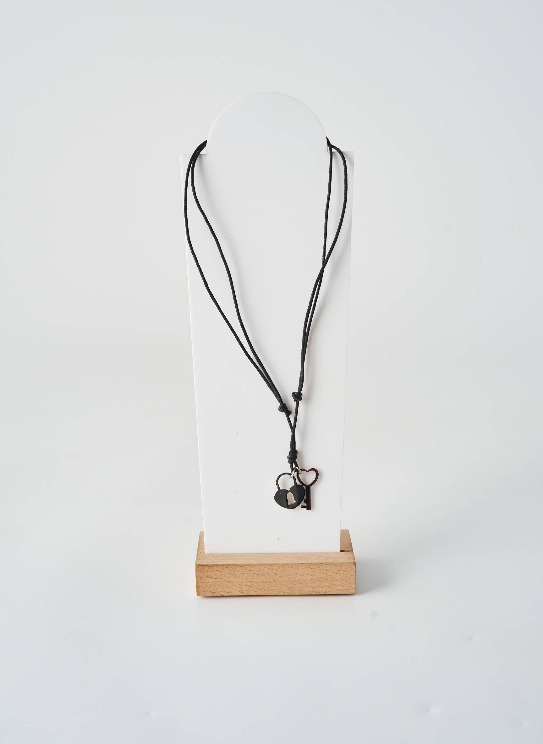 Collier fermeture avec liens noir TATA GISELE femme