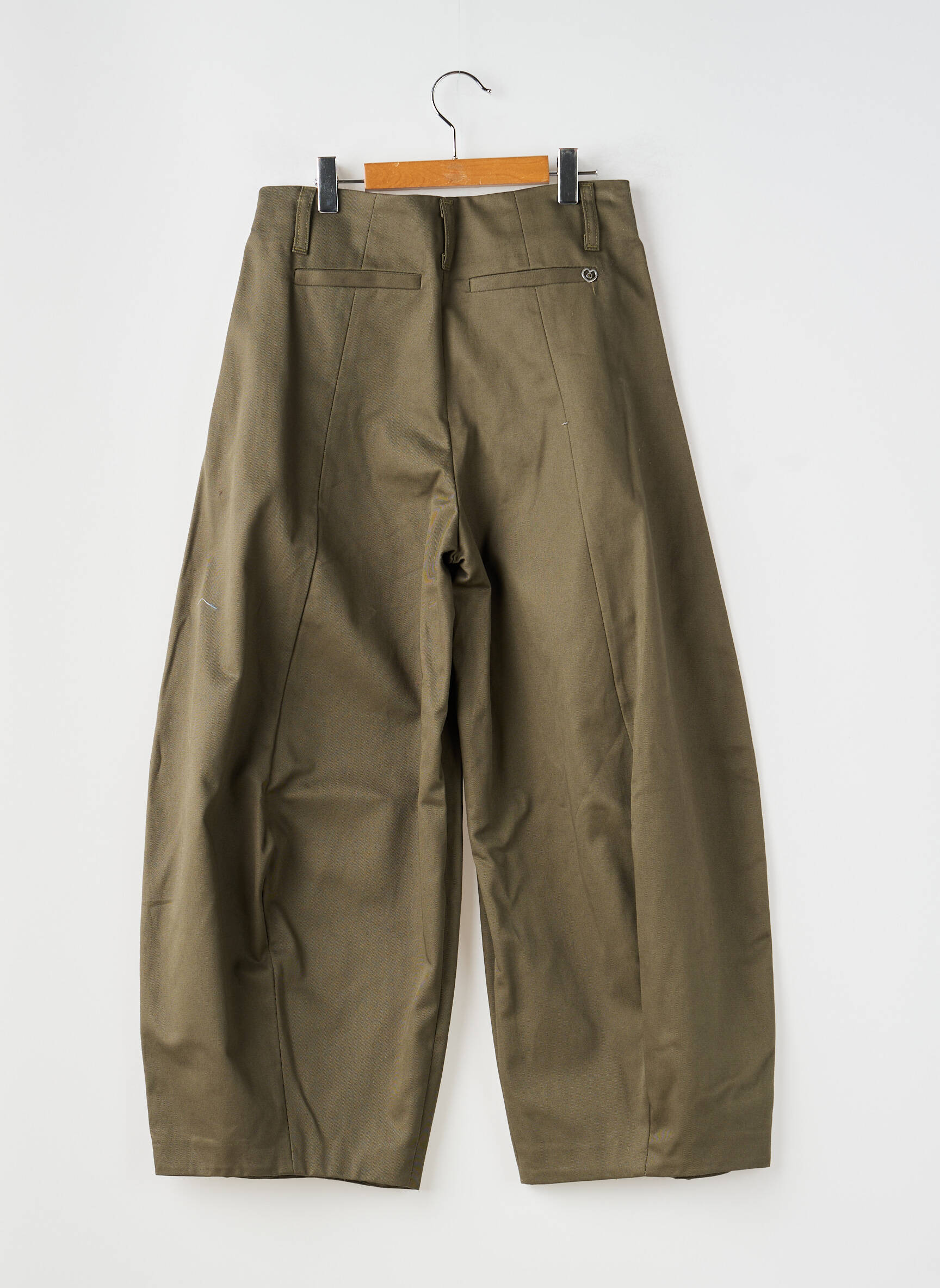 Pantalon droit fermeture zippée sous rabat boutonné vert PLEASE femme