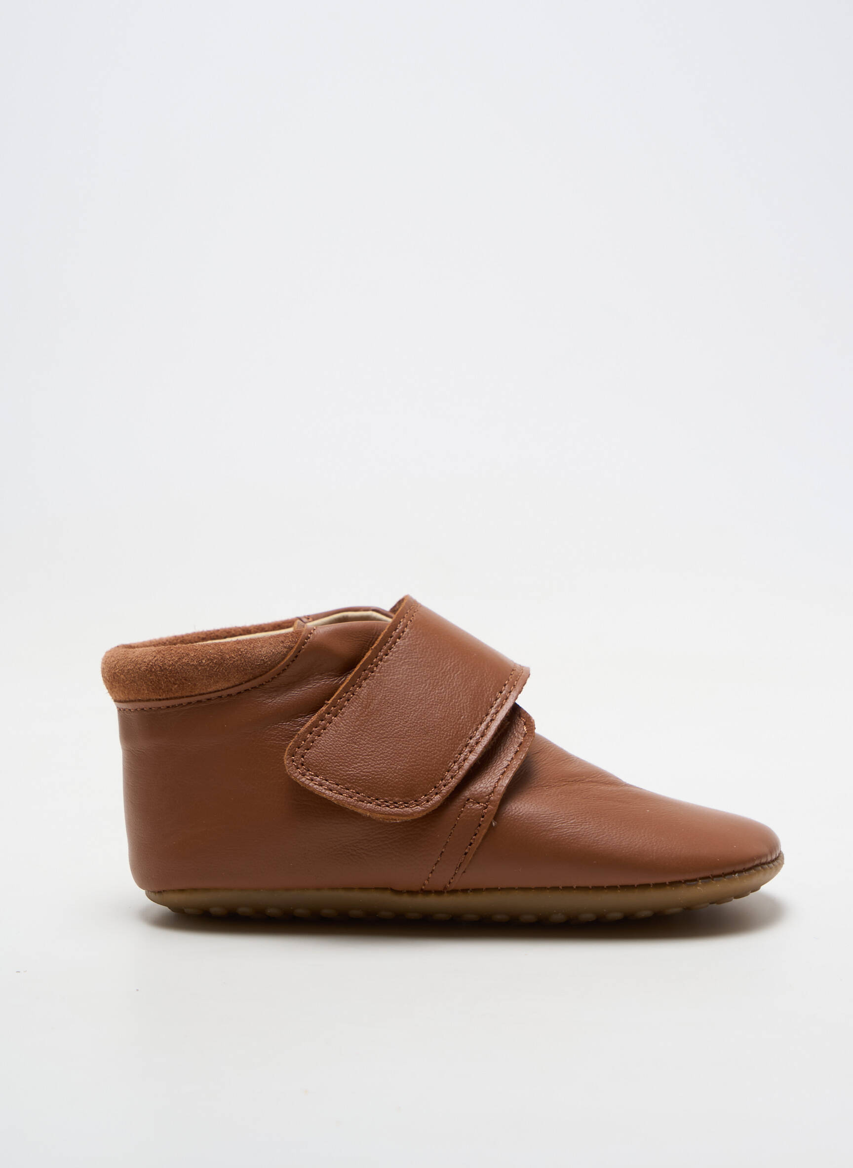 Chaussons/pantoufles matière lisse bout rond marron POM POM garçon