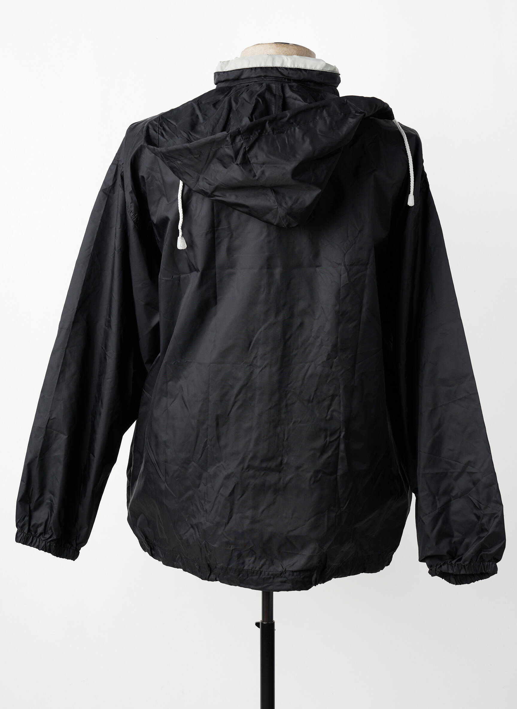 Coupe-vent resserrée sur le bas a capuche noir CBK homme
