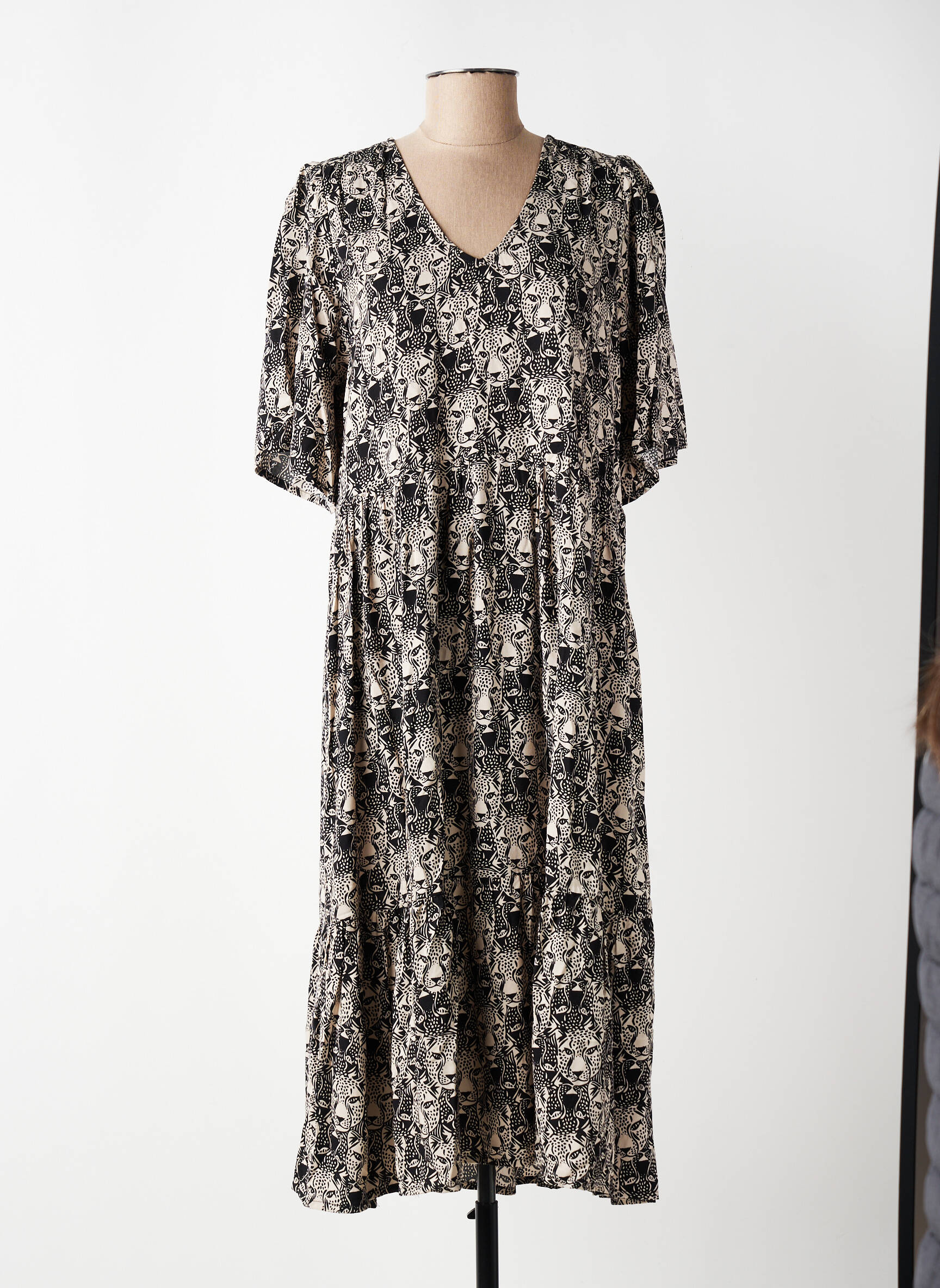 Robe mi-longue imprimé fantaisie manches courtes noir ZILCH femme