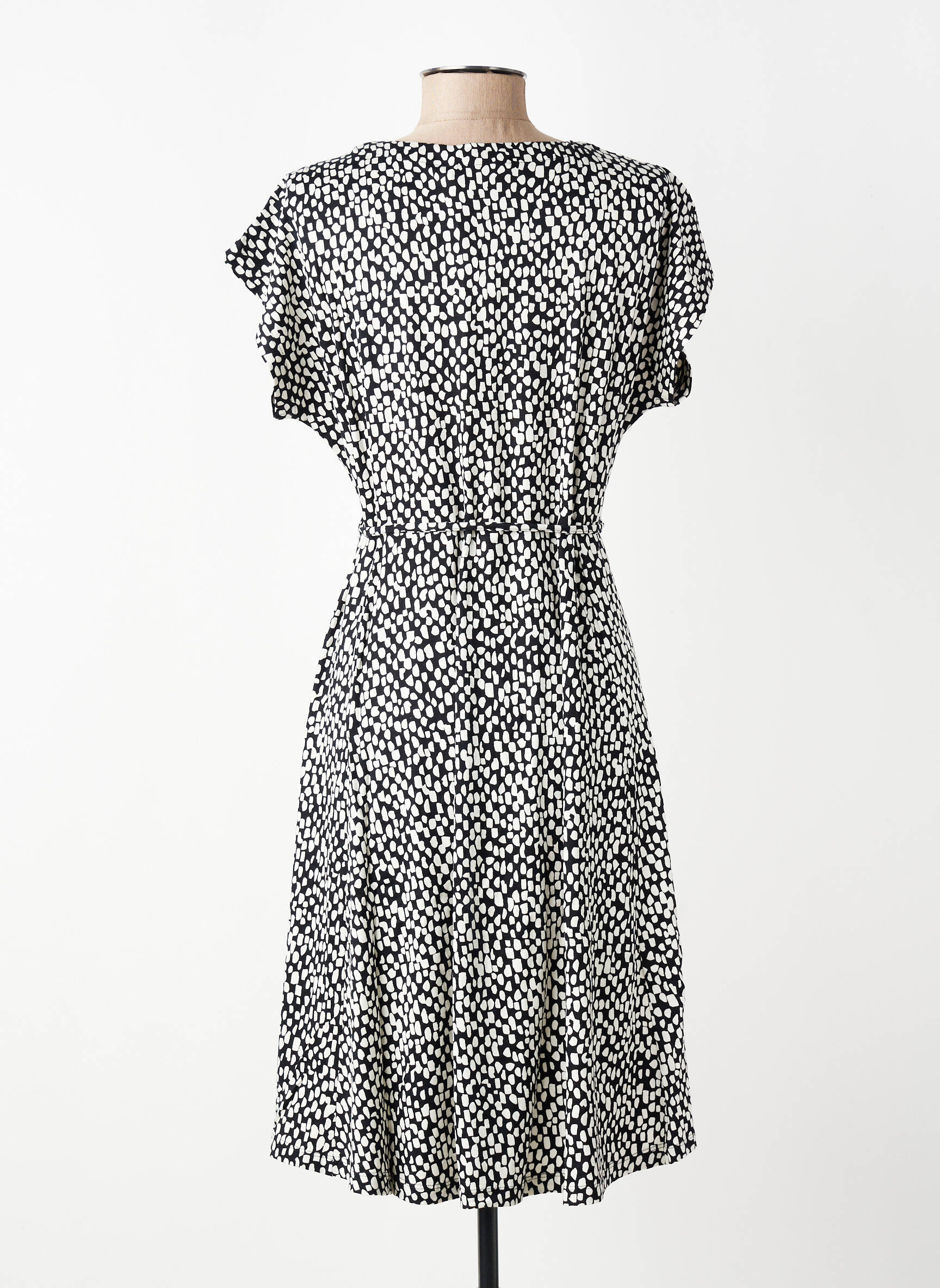 Robe mi-longue coupe fluide manches courtes noir KAFFE femme