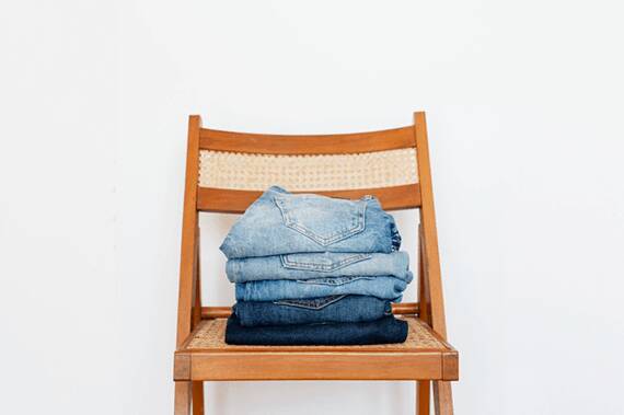 chaise avec des vêtements